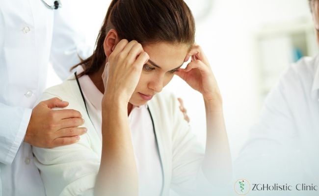 Migren ağrısı çeken bir kadın hasta 